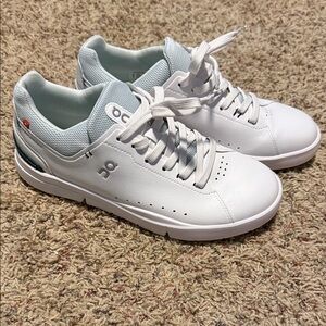 On Women’s Roger Advantage size 8.5 White Sneakers with Green Accents